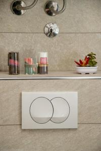 Kophill L36 Milmari في كوباونيك: رف به صندوق أبيض عليه دائرتان