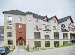 Kophill L36 Milmari في كوباونيك: مبنى أبيض كبير بسقف أسود