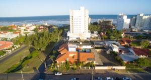 an aerial view of a city with buildings and the ocean at Pousada Marebotto in Capão da Canoa