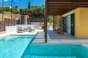 Bazén v ubytování Villa Corfu Melody nebo v jeho okolí