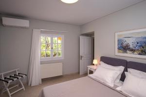 - une chambre avec un lit et une fenêtre dans l'établissement Villa Corfu Melody, à Vouníon