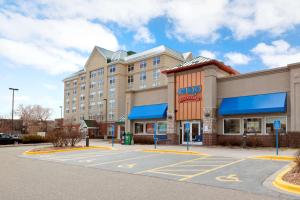 un hotel frente a un estacionamiento con un McDonalds en Park Plaza Minneapolis Mall of America en Bloomington