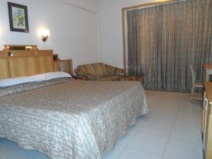 Postel nebo postele na pokoji v ubytování Hotel Kalyan Residency