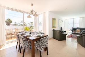 プエルト・デル・カルメンにあるLuis Iのテーブルと椅子のあるダイニングルームとリビングルーム