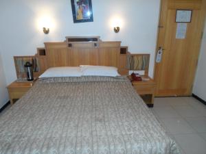 Postel nebo postele na pokoji v ubytování Hotel Kalyan Residency
