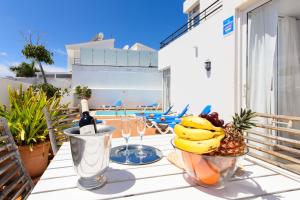 プエルト・デル・カルメンにあるLuis Iのテーブル(フルーツボウル1杯、ワイン1本付)