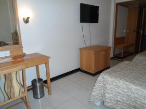 TV a/nebo společenská místnost v ubytování Hotel Kalyan Residency
