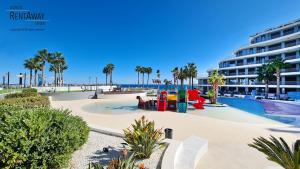 una piscina sulla spiaggia con un resort di Infinity View Apartments by NRAS ad Arenales del Sol