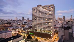 um edifício alto com luzes acesas numa cidade em Holiday Inn San Francisco - Golden Gateway, an IHG Hotel em São Francisco