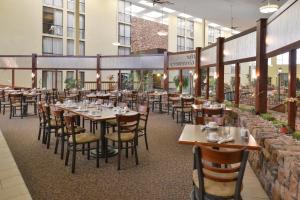 A restaurant or other place to eat at Ramada Plaza by Wyndham Sheridan Hotel & Convention Center