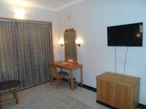 TV a/nebo společenská místnost v ubytování Hotel Kalyan Residency