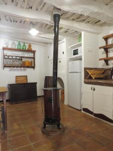 una cocina con una estufa antigua en una habitación en Casa La Romanilla, en Capileira