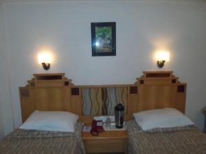 Postel nebo postele na pokoji v ubytování Hotel Kalyan Residency