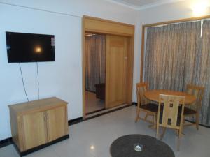 TV a/nebo společenská místnost v ubytování Hotel Kalyan Residency