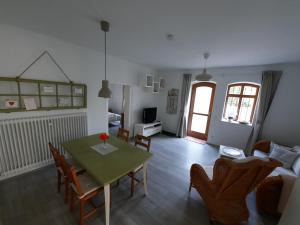 sala de estar con mesa y sofá en Rheingauzeit, en Oestrich-Winkel