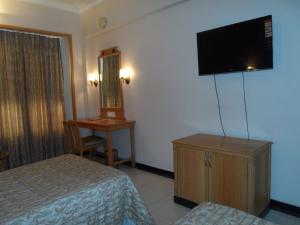 TV a/nebo společenská místnost v ubytování Hotel Kalyan Residency