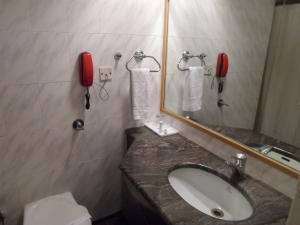 Koupelna v ubytování Hotel Kalyan Residency