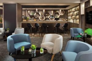 restauracja z niebieskimi krzesłami i barem w obiekcie Holiday Inn Rome - Eur Parco Dei Medici by IHG w Rzymie +37 zdjęć