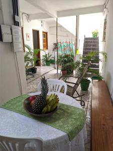 um prato de fruta numa mesa numa varanda em Casa Thayla Pousada em Itacaré