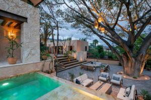 a backyard with a swimming pool and a tree at Hotel Casa Santo Origen in Oaxaca City