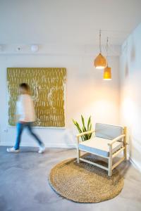 una sala de estar con un banco y una pintura en Hotel Rural Mas de l'Illa, en Tivissa