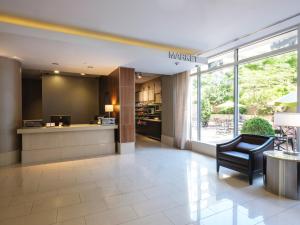 a lobby of a hotel with a waiting room at Holiday Inn Washington Capitol - Natl Mall by IHG in Washington, D.C.