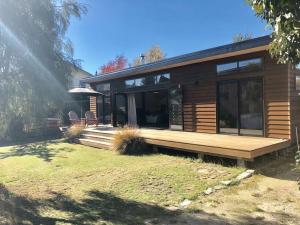 Gallery image of Modern Kowhai Cottage in Wanaka