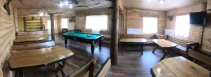 Habitación con mesa de billar y bancos en una cabaña en Alpin Eco Chalet & Wellness en Dragobrat