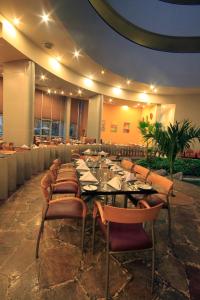 a large dining room with a long table and chairs at Holiday Inn Monterrey-Parque Fundidora by IHG in Monterrey