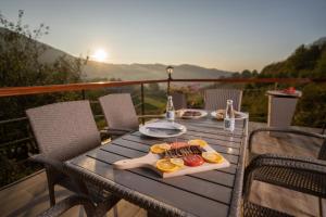una mesa con una bandeja de comida. en The View Apartment, en Visoko