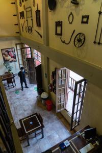 Uma TV ou centro de entretenimento em Desert Nights Hostel