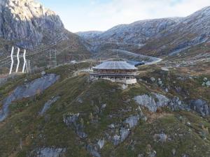 Frafjordにある27 person holiday home in dyrdalの山側の建物