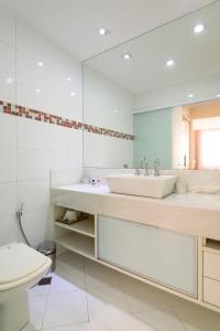y baño con lavabo y aseo. en Iluminado em Copacabana - Paisagem leve - BC706 Z2, en Río de Janeiro