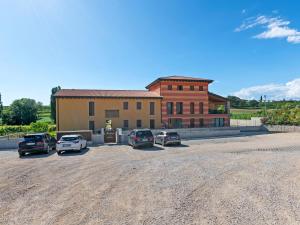 grupa samochodów zaparkowanych przed budynkiem w obiekcie Holiday Home in Lazise near Lake Garda w mieście Lazise +32 zdjęcia