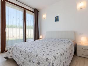 sypialnia z łóżkiem i dużym oknem w obiekcie Holiday Home in Lazise near Lake Garda w mieście Lazise