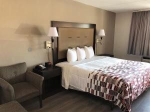 A bed or beds in a room at Red Roof Inn Greenville, NC