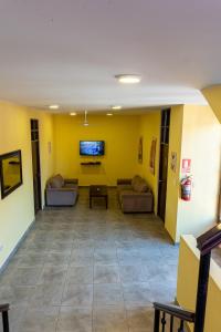Uma TV ou centro de entretenimento em Desert Nights Hostel