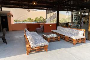 Uma varanda ou terraço em Desert Nights Hostel