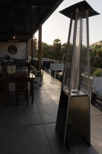 Uma varanda ou terraço em Desert Nights Hostel