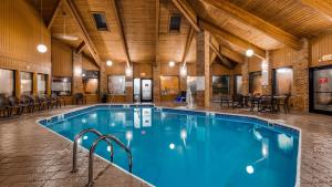 Swimmingpoolen hos eller tæt på Best Western Lakewood Inn