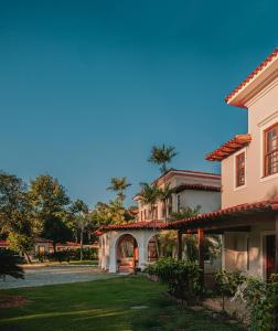 an exterior view of a house with a yard at Vila Angatu Eco Resort SPA in Santo André