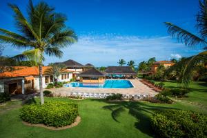 uma vista aérea de uma villa com piscina em Vila Angatu Eco Resort SPA em Santo André