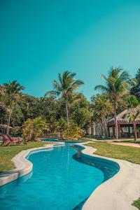 Der Swimmingpool an oder in der Nähe von Vila Angatu Eco Resort SPA