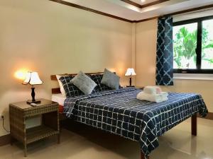 une chambre avec un lit et deux lampes et une fenêtre dans l'établissement Kinghorn Garden House Resort, à Mambajao 86 autres photos