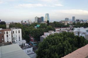uma vista para o horizonte da cidade com edifícios em Hotel Corona Real em Cidade do México