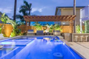 een zwembad in een achtertuin met een pergola bij The Self-Sustainable Beach House in South Padre Island