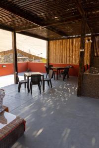 Uma varanda ou terraço em Desert Nights Hostel