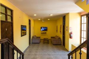 Uma TV ou centro de entretenimento em Desert Nights Hostel