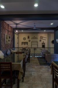 Um restaurante ou outro lugar para comer em Desert Nights Hostel
