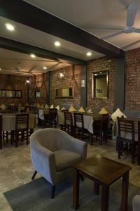 Um restaurante ou outro lugar para comer em Desert Nights Hostel
